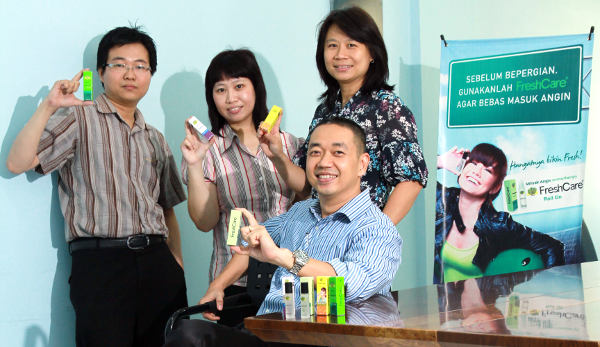 Harun Pramono (duduk) Direktur Dan Diana Kristy (berdiri ketiga dari kiri) Sales & Marketing Director PT Ultra Sakti Produsen Fresh Care