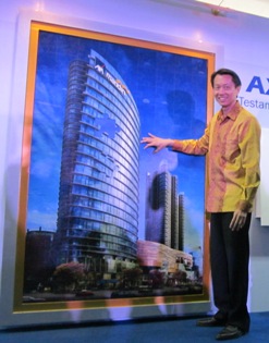 Randy Lianggara memasang puzzle AXA Tower