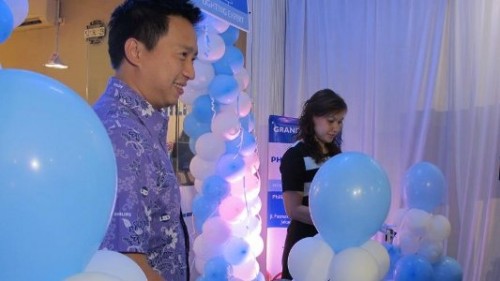 Ryan Tirta Yudhistira, Head of Marketing Lighting Philips Indonesia dan Regina Hartanto, PT Titan Articindo (ki-ka) menggunting pita dalam rangka peresmian Philips Home Lighting Store di Fatmawati