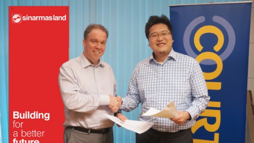 Group CEO Courts Asia, Terry O’Connor (kiri) dan Group CEO Sinar Mas Land, Michael Widjaja (kanan) menandatangani kerja sama untuk membangun dua "Big - Box" gerai di Indonesia.