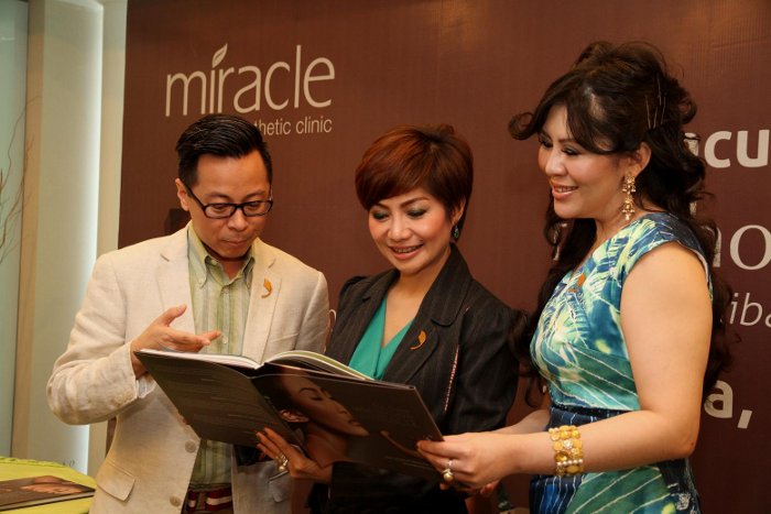 dr. Lanny Juniarti, Presiden Direktur Miracle Clinic Group saat peluncuran Buku Miracle