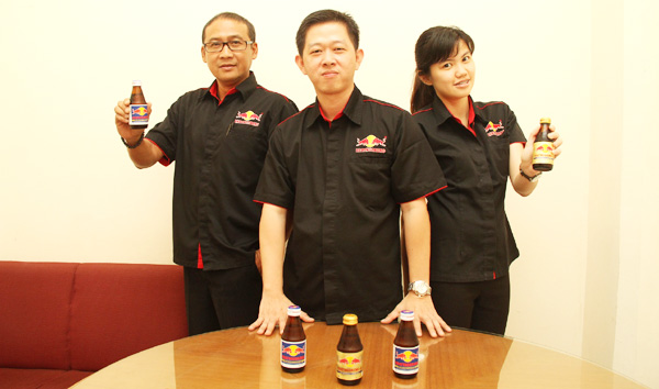 Davin Thomas Lai, Marketing Manager PT Asiasejahtera Perdana Pharmaceutical (tengah)