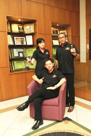 Davin Thomas Lai-Marketing Manager (duduk), AP. Sigid HS- Event Manager (kanan belakang) dan Devie Diana-Marketing Executive (kiri belakang)