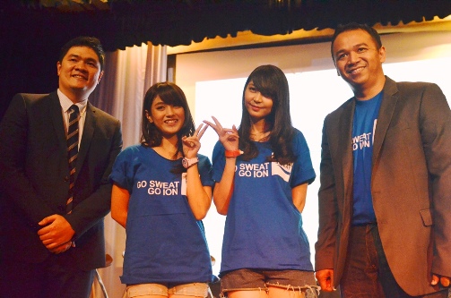 dari kiri-kanan Ricky Lim,  Nabilah JKT48, Veranda JKT48, Dr. Andi Kurniawan, SpKO saat konferensi pers  peluncuran Go Sweat Go Ion(2)