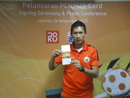 Pemain Persija Jakarta, Ismed Sofyan, dengan Persija Card