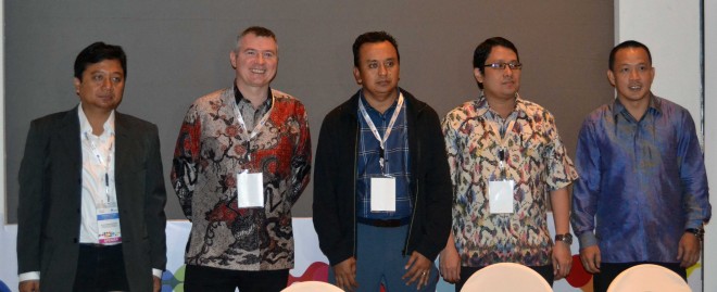 Managing Director Cisco Indonesia, Stuart Hendry (dua dari kiri), Country Manager Net App Indonesia, Steven Law (paling kanan)