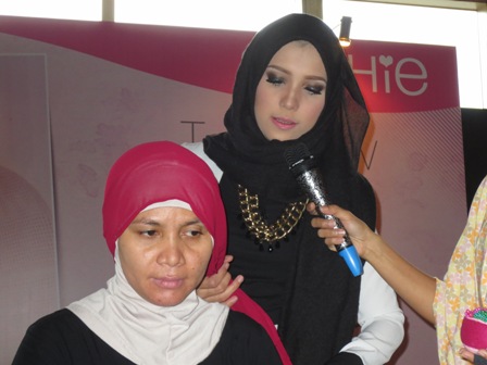 Jenahara saat memebrikan tutorial hijab, foto : Gustyanita Pratiwi