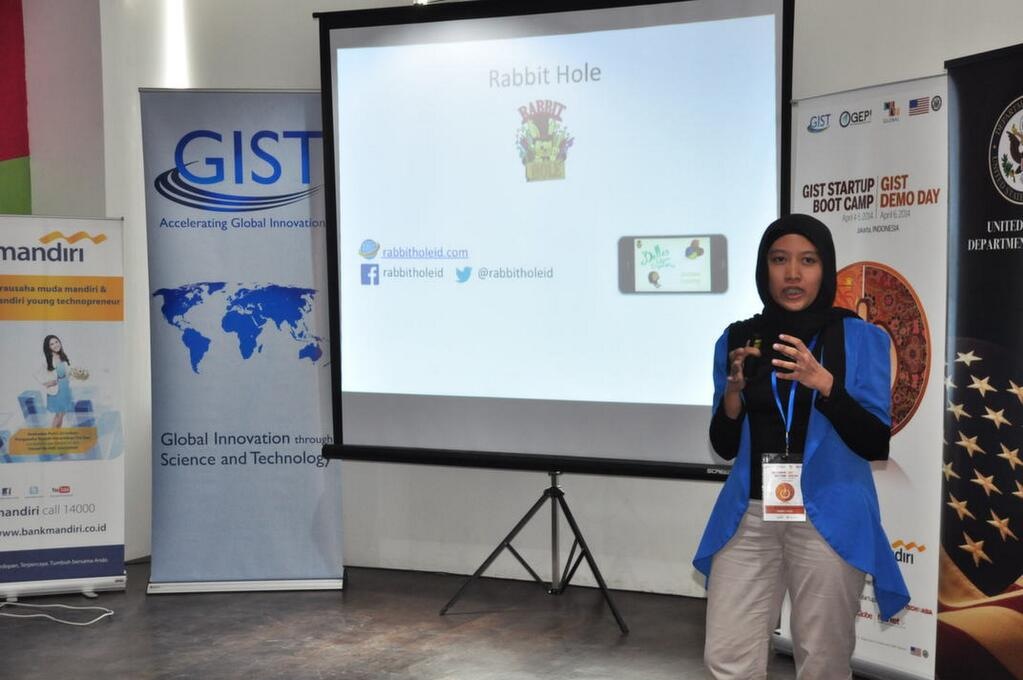 Devi Raissa mempresentasikan mengenai Rabbit Hole di ajang GIST Startup Boot Camp dan GIST Demo Day yang diselenggarakan oleh GEPI