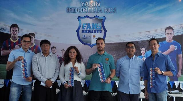 Tim HS Yakin Indonesia no 1 dengan memegang produk Head & Shoulders edisi khusus 5 pemain  BARCA