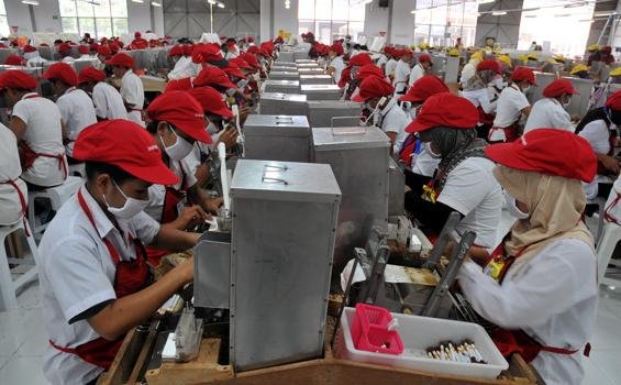 Kegiatan produksi di pabrik rokok Sampoerna