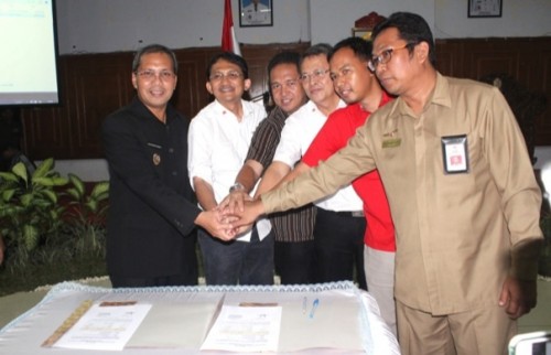  Mohammad Ramdhan Pomanto, Walikota Makassar & Achmad Sugiarto, EGM Telkom Divisi Solution Convergence (dari kiri 1 dan 2)
