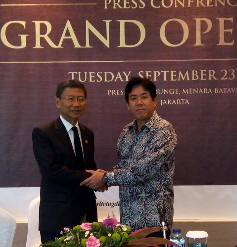 SD Darmono, Presdir Jababeka menjabat tangan Kitamura Masami, Direktur Long Life Holding, Co. Ltd. di President Lounge, Jakarta (23/9)
