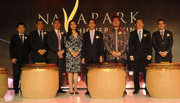 Manajemen Sinar Mas Land dan Hongkong Land saat meluncurkan proyek NavaPark