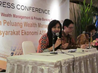 RietaFarianti (kiri) Ketua Panitia Wealth Management Forum ke 15