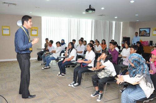 Tim Human Resources dari DHL Express Indonesia menerangkan tentang proses rekrutmen di DHL _500x332