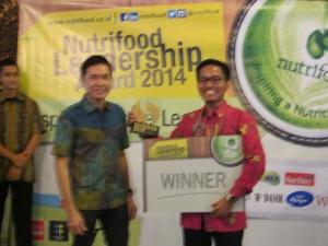 Andro Frando Situmorang (kanan) Winner Nutrifood Leadership Award 2014