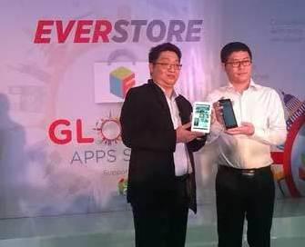 (ki-ka) Janto Djojo, Chief Marketing Officer Evercoss Mobile. dan Bao Jianlei, Managing Director Baidu Indonesia