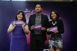 (kiri-kanan):Ria Rianti, Brand Manager Cadbury Indonesia, Petra Sihombing & Lala Karmela sebagai Brand Ambassador Cadbury Dairy Milk saat menunjukkan produk terbaru dari Cadbury Dairy Milk.