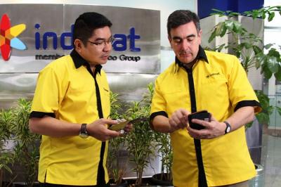 John M. Thomson, Direktur & Chief Technology Officer Indosat (kanan) dan Fuad Fachroeddin, Group Head Corporate Communications Indosat (kiri)