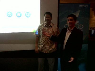 Andreas Kagawa (kanan) General Manager Business VMware Indonesia