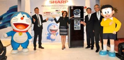 Tim manajemen SHARP dan Doraemon sebagai Brand Ambassador SHARP berfoto bersama produk terbaru dari rangkaian J-Tech Inverter