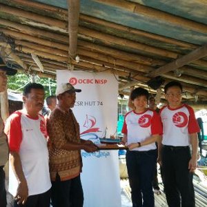 Parwati Surjaudaja -Presiden Direktur Bank OCBC NISP didampingi Rama P. Kusumaputra -Direktur Bank OCBC NISP menyerahkan miniatur perahu secara simbolis kepada perwakilan nelayan Kali Adem. 