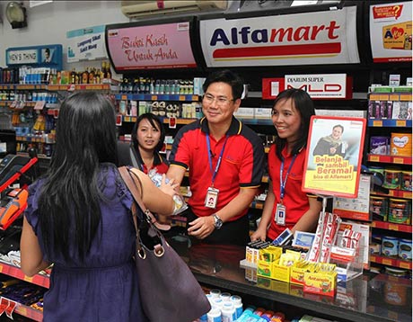 Aktivitas di dalam gerai Alfamart (Foto: IST)