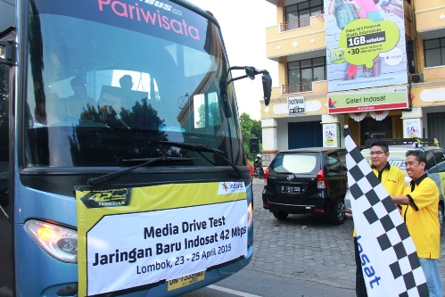 Fuad Fachroeddin, Group Head Corporate Communications Indosat (kiri) dan Wasis Sulaiman, Head of Region East Java Bali Nusra (kanan) saat melepas Drive Test Jaringan Indosat di Lombok.