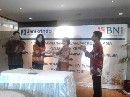 Direktur Utama BNI, Achmad Baiquni (kiri) menyaksikan penandatanganan kerjasama penjaminan kredit dengan Perum Jamkrindo di Jakarta, Kamis (15/4).