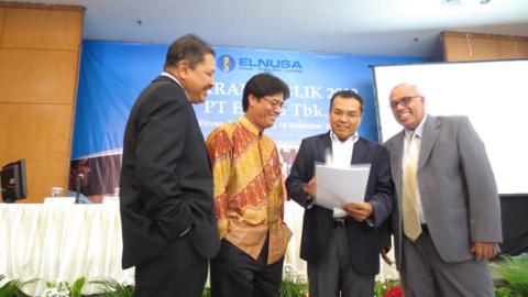 Direktur Keuangan PT Elnusa Tbk, Sabam Hutajulu (dua dari kanan)