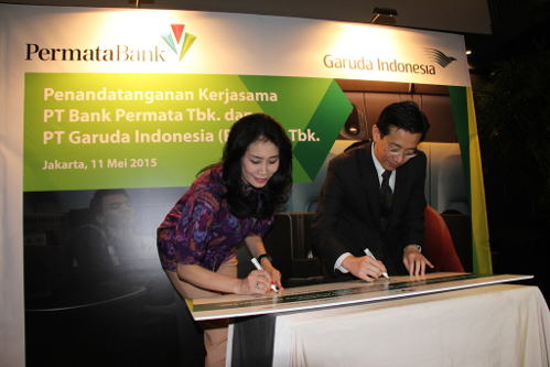 Direktur Niaga Garuda Indonesia Handayani (kiri) dan Direktur Retail PermataBank Bianto Surodjo 
