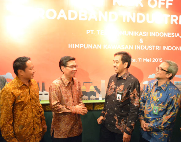 Direktur Enterprise & Business Service Telkom Muhammad Awaluddin (kedua dari kanan), Ketua Himpunan Kawasan Industri Indonesia (HKI) Sanny Iskandar (kedua dari kiri), Direktur Administrasi & Keuangan Kawasan Berikat Nusantara (KBN) Gempa N. Yasin (paling kanan), dan Direktur Marunda Center Iwan Djunaedi (paling kiri) usai penandatanganan Nota Kesepahaman tentang Penyediaan dan Pengembangan Layanan ICT dengan HKI, KBN dan Marunda Center sebagai bentuk dukungan Telkom untuk pengembangan ICT di sektor industri Indonesia, Jakarta (11/5).