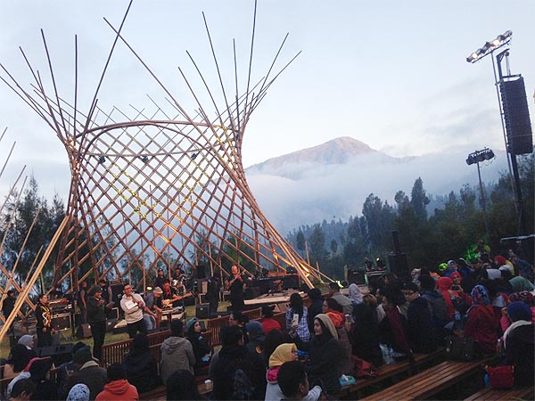 Pertunjukan jazz dengan panggung berlatar gunung Bromo kembali digelar. Memasuki usia yang ke-7, Jazz Gunung 2015 mengusung tema Jazz Gunung Kaping Pitu, Alam dan Musik Bersatu. Acara itu berlangsung pada 12-13 Juni lalu di panggung terbuka Java Banana Bromo, Probolinggo, Jawa Timur.