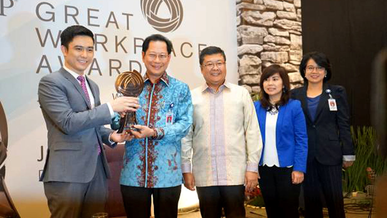 Presiden Direktur BCA Jahja Setiaatmadja (kedua dari kiri) menerima langsung penghargaan Gallup Great Workplace Award 2015 yang diserahkan oleh Manajer Gallup Singapura dan Asia Tenggara Chee Tung Leong (pertama dari kiri).