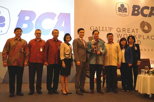PT Bank Central Asia Tbk (BCA) memperoleh penghargaan Gallup Great Workplace Award 2015 yang digelar di Hotel Kempinski, Jakarta (9/6).