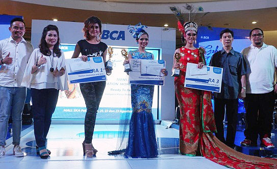 Setelah melalui proses penjurian yang cukup alot, akhirnya dewan juri Kak Oca dan Kak Noven mengumumkan pemenang dari Teens Batik Celebration Moment With BCA. Para juaranya antara lain, Juara 1 adalah Ananda Robert, Juara 2 adalah Nadyla AY, dan Juara 3 adalah Fitri Valentine.