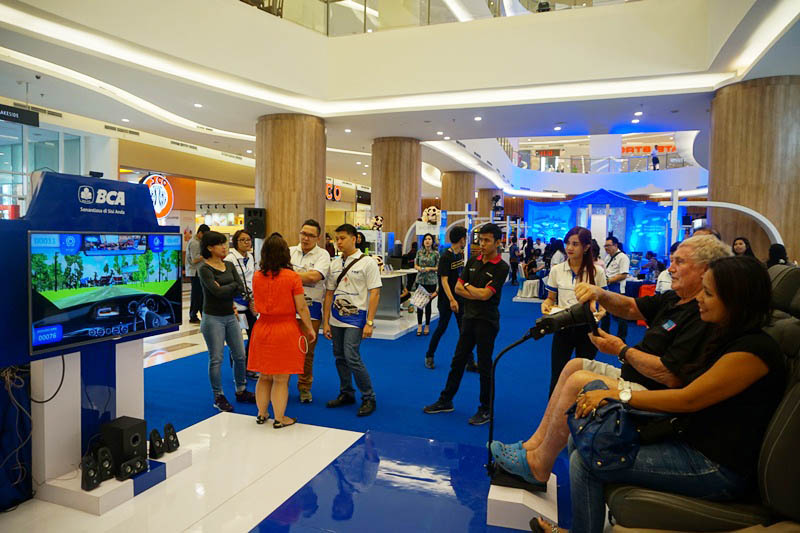 Pengunjung mall Palembang Icon merasakan sensasi mengendarai Mercedes-Benz dalam simulasi Augmented Reality (AR) Gebyar Tahapan BCA.