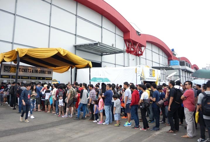 Loket masuk Jakarta Comic Con 2015 dipenuhi oleh para pengunjung sejak pagi. Acara yang digelar di JIExpo Kemayoran ini sukses menarik perhatian para pecinta budaya popular di Indonesia.