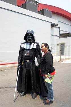 Salah satu pengunjung berpose bersama cosplayer Darth Vader, karakter dari serial Star Wars.
