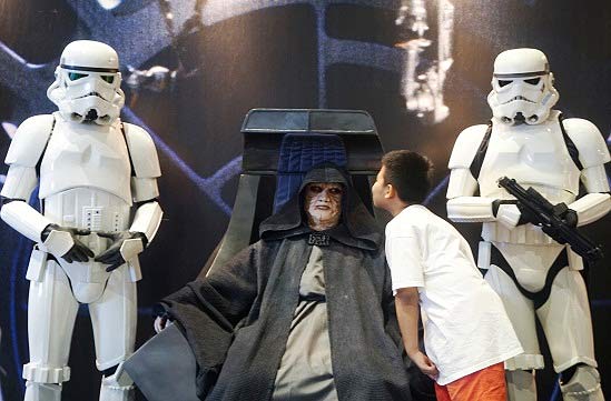 Kursi Palpatine di booth Star Wars ini membuat antrian panjang para pengunjung yang ingin berfoto di situ