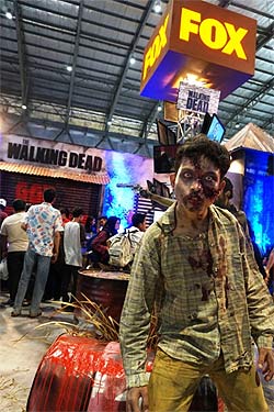 Para walkers dari serial The Walking Dead menghantui lokasi Jakarta Comic Con 2015. Kehadiran mereka membawa suasana mencekam sekaligus seru. 