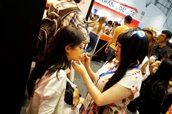 Booth Aniplus HD yang memeriahkan Anime Festival Asia Indonesia (AFAID) 2015 hadir dengan konsep spesial, pengunjung bisa di-make up ala cosplayer secara gratis di booth ini.