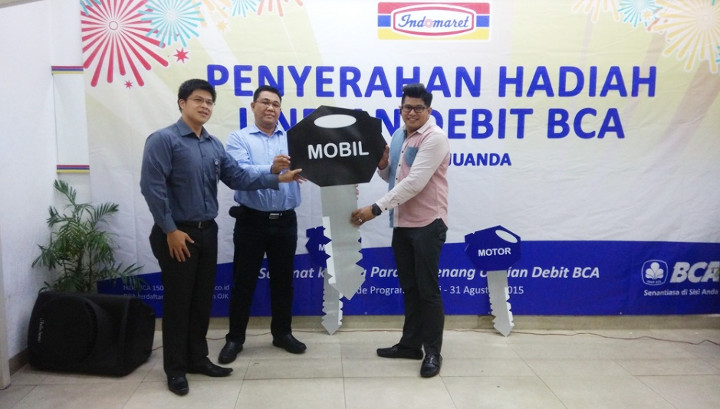 Hadiah utama yaitu 1 Unit Mobil Toyota New Yaris dimenangkan oleh Samuel Hernanto (Jakarta), diserahkan secara simbolis oleh Johannes Sandjaja (tengah) mewakili manajemen Indomaret didampingi Johannes Budiman dari BCA.