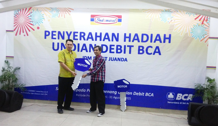 Santoso mewakili manajemen Indomaret menyerahkan secara simbolis 1 Unit Motor Honda Beat kepada Frans Hidayat dari Bekasi. Pemenang motor Honda Beat lainnya adalah Erwin Suryaman (Jakarta), Suharto Suryono SE (Cirebon), Mohammad Susiyanto (Bekasi) dan M Harianto (Pasuruan).