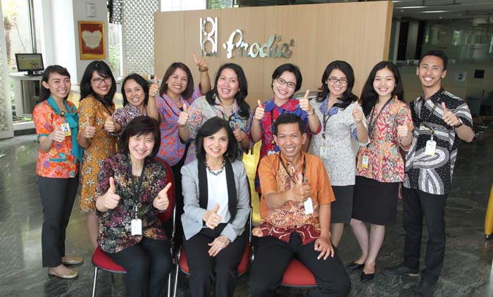 Dr. Dewi Muliaty, MSi, Presdir Prodia, berama dengan karyawan Prodia