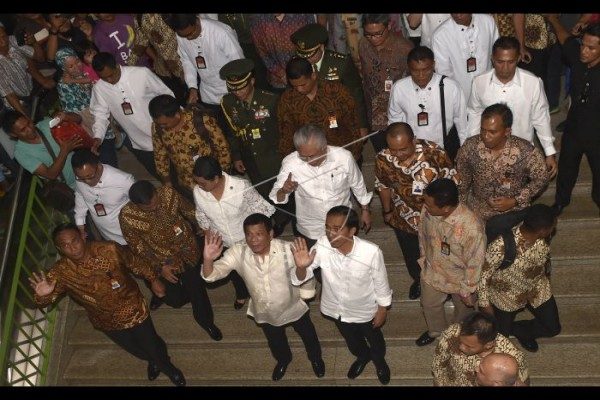 Presiden Joko Widodo (ketiga kanan) bersama Presiden Filipina Rodrigo Duterte (ketiga kiri) tiba di Pasar Tanah Abang, Jakarta, Jumat (9/9). (Foto: by Antara/Puspa Perwitasari)