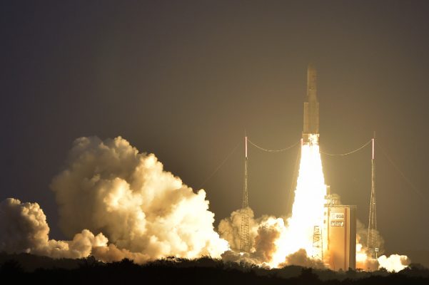 Launch Vehicle Ariane 5 VA 235 saat mulai meluncur membawa Satelit Telkom 3S dari Guiana Space Center, Kourou, French Guiana, Selasa (14/2).