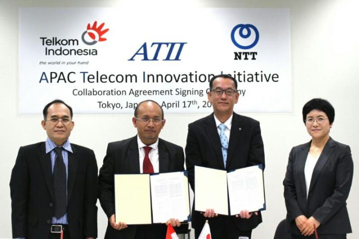 Executive General Manager (EGM) Divisi Digital Service Telkom Arief Mustain (kedua dari kiri) dan Senior Vice President NTT Network Informatin Labs Itadashi Ito sesaat setelah penandatanganan Collaboration Agreement dalam rangka meluncurkan APAC Telecom Innovation Innitiative (ATII) di Tokyo (17/4).
