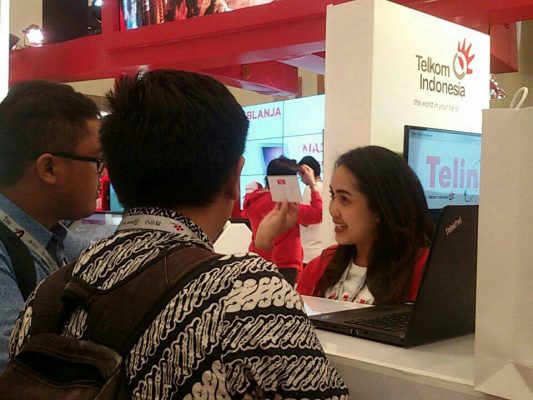Pengunjung Indonesia E-Commerce Summit & Expo 2017 (IESE) 2017 dapat merasakan langsung experience berbelanja online bersama Blanja.com selaku e-commerce yang diprakarsai oleh Telkom Indonesia.