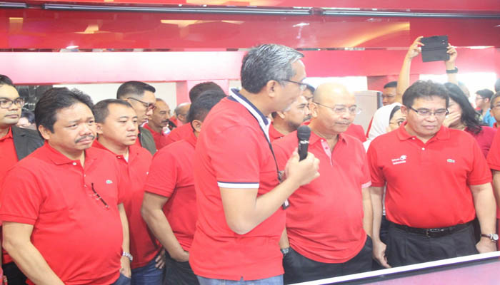 Walikota Medan H.T Dzulmi Eldin (kedua dari kanan) bersama Manajemen TelkomGroup pada saat meninjau fasilitas-fasilitas seamless experience di dalam GraPARI TelkomGroup Digital di Medan, Jumat (26/5)